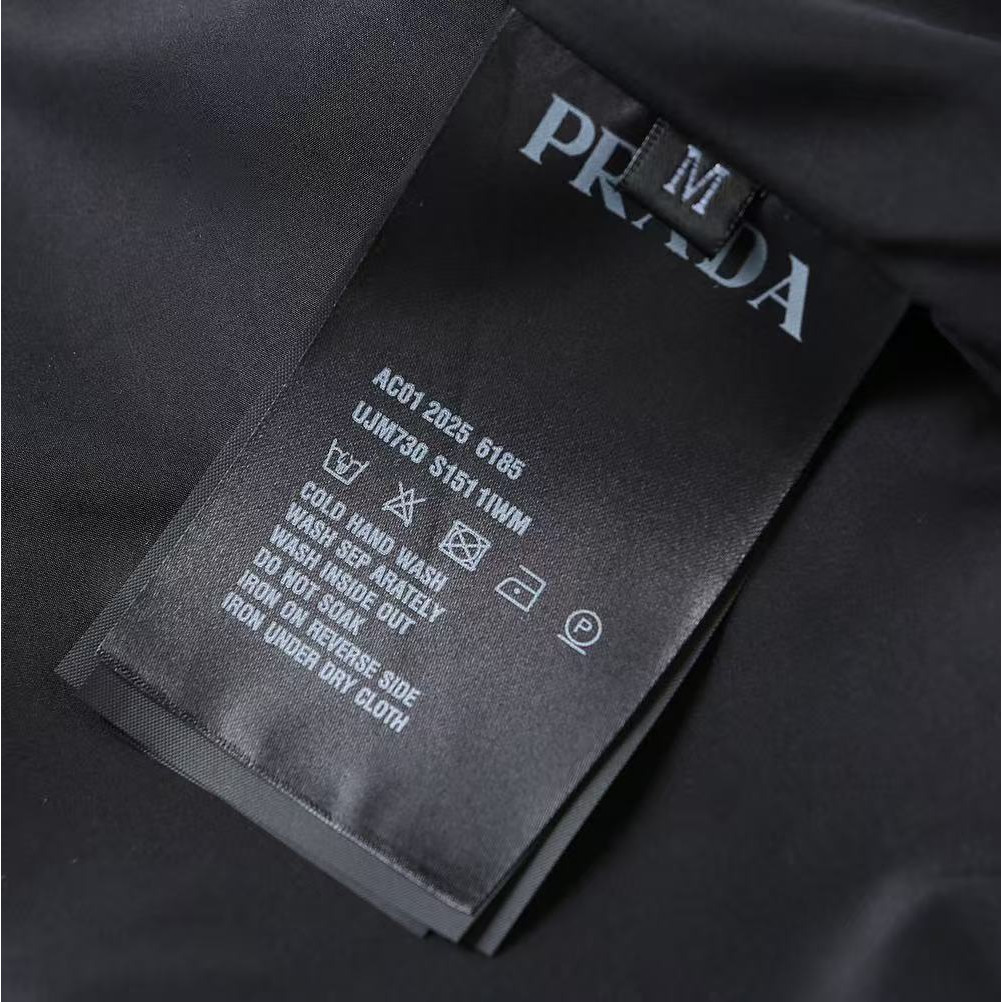 <p>PRADA&nbsp;男士夹克外套(800843)</p>