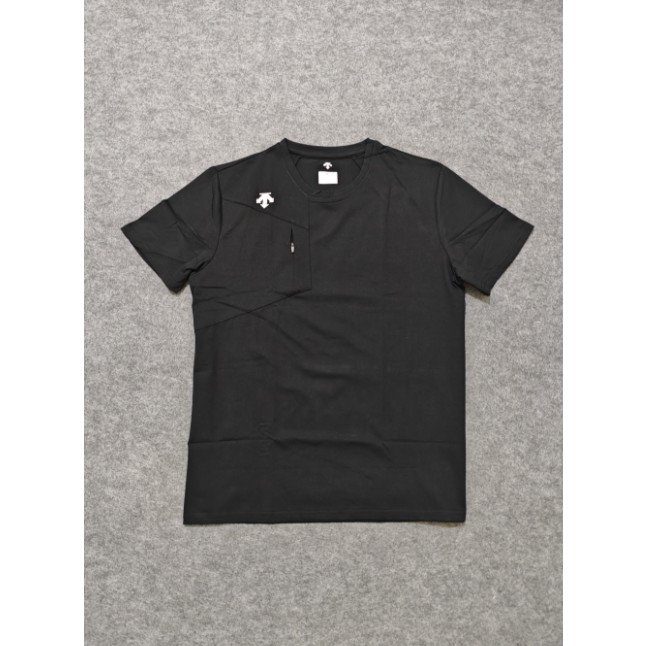 <p>DESCENTE 速乾短袖T恤</p>