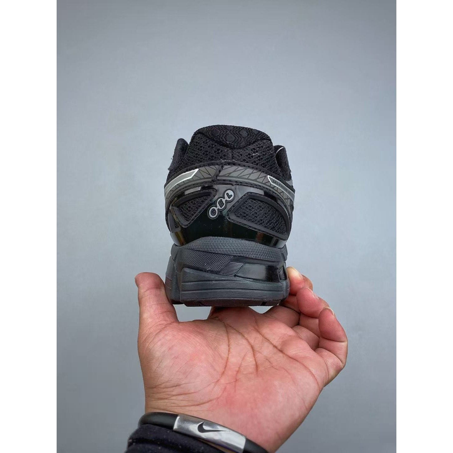 <p>Asics Gel-Kayano 20代 透气专业跑鞋(黑)</p>