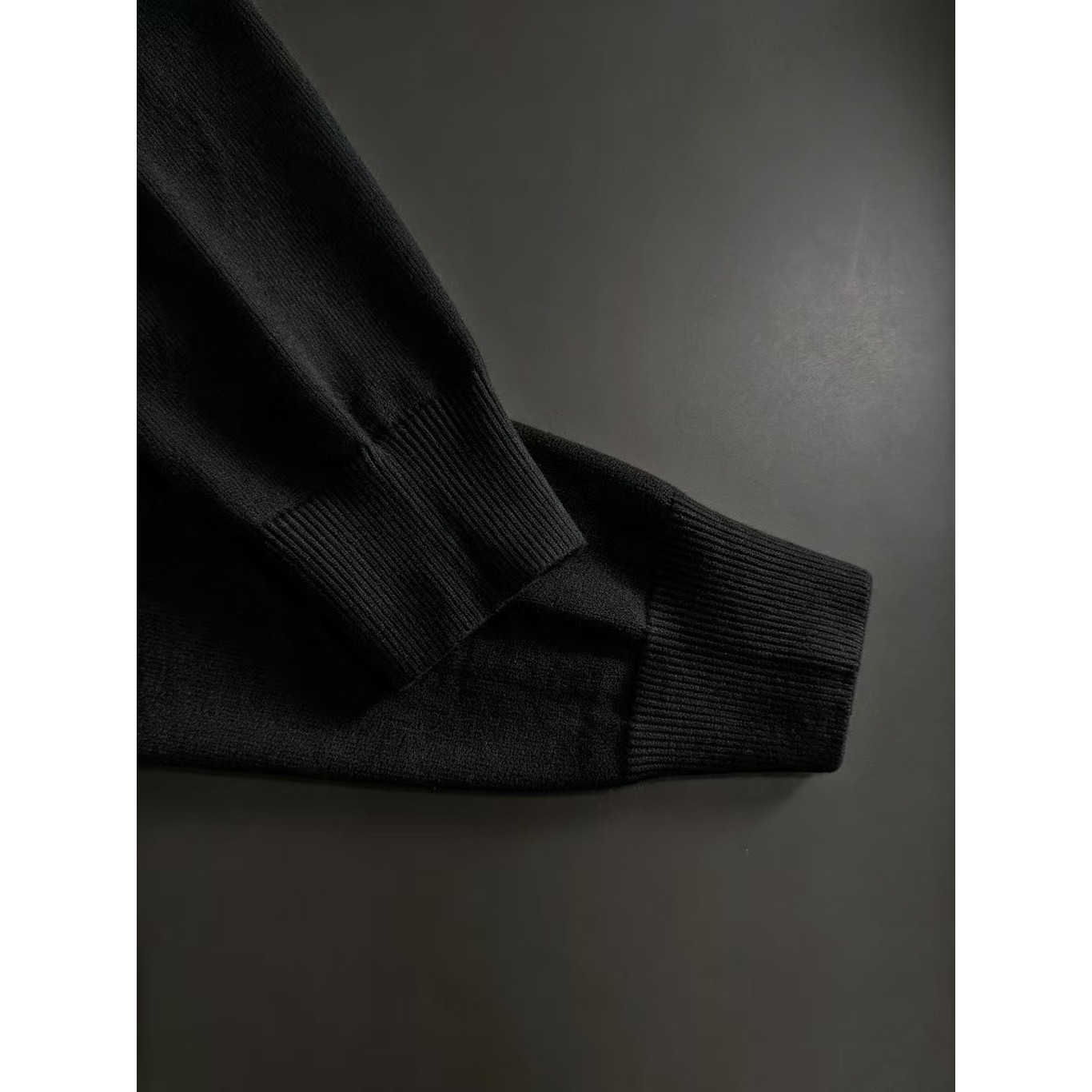 <p>Loro Piana 男士翻领针织外套(黑)</p>