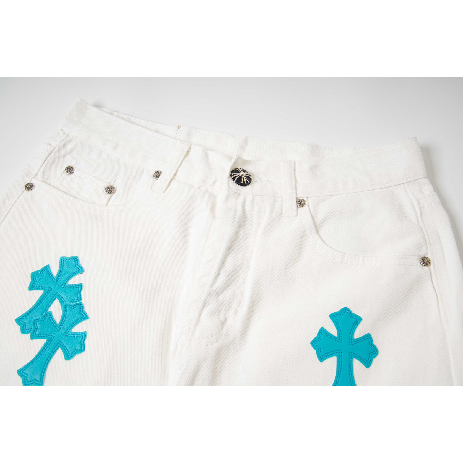 <p>CHROME HEARTS 白裤青皮爆款拼皮情侣闺蜜牛仔裤(1816#)</p>

<p>&nbsp;</p>