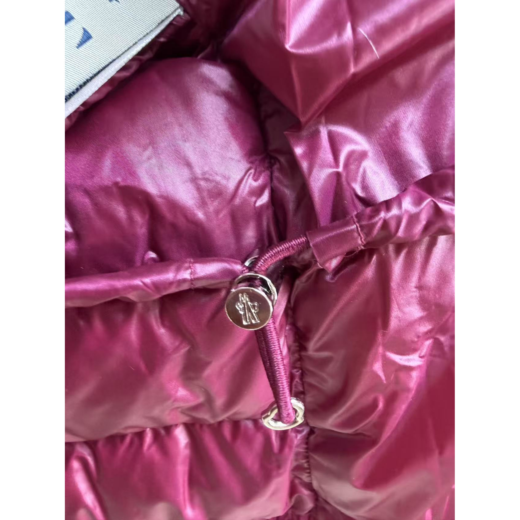 <p>Moncler 连帽中长羽绒服(玫紅色)</p>