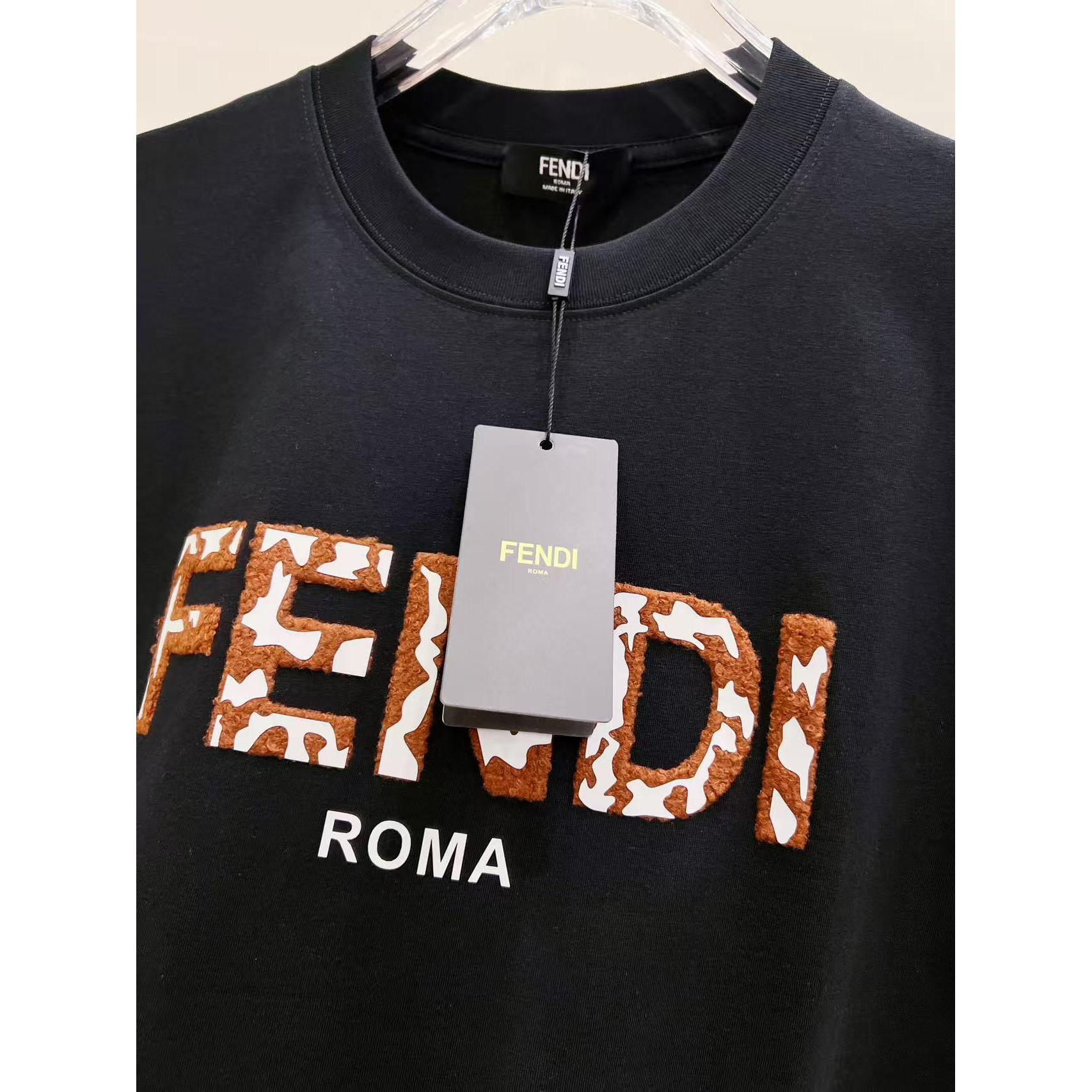 <p>FENDI 毛绒厚板字母短袖(黑)</p>
