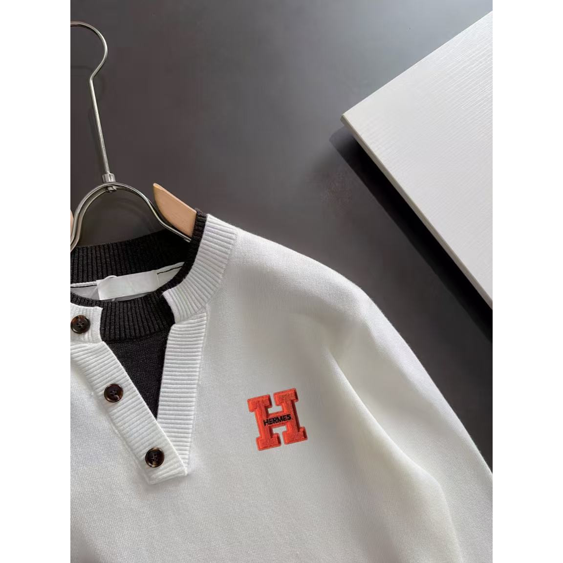 <p>HERMES 秋冬官网最新毛衣(白)</p>