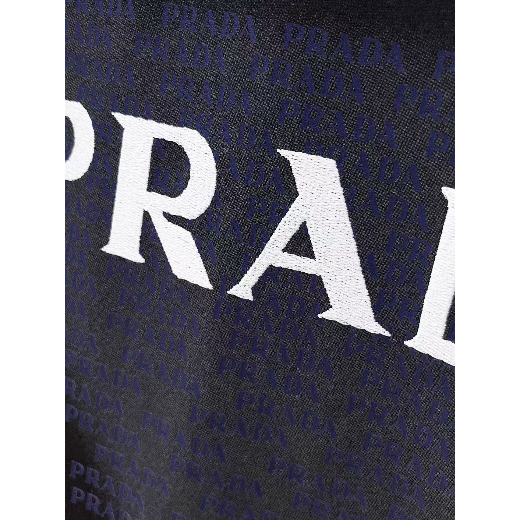 <p>PRADA 专柜新款短袖T恤(黑)</p>