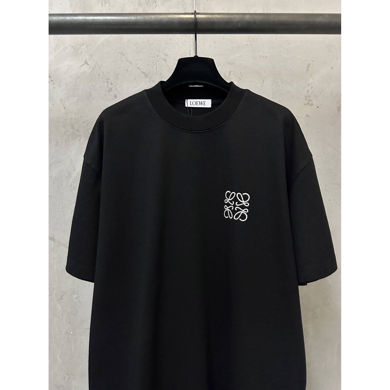 <p>LOEWE 经典logo刺绣短袖T恤(黑)</p>