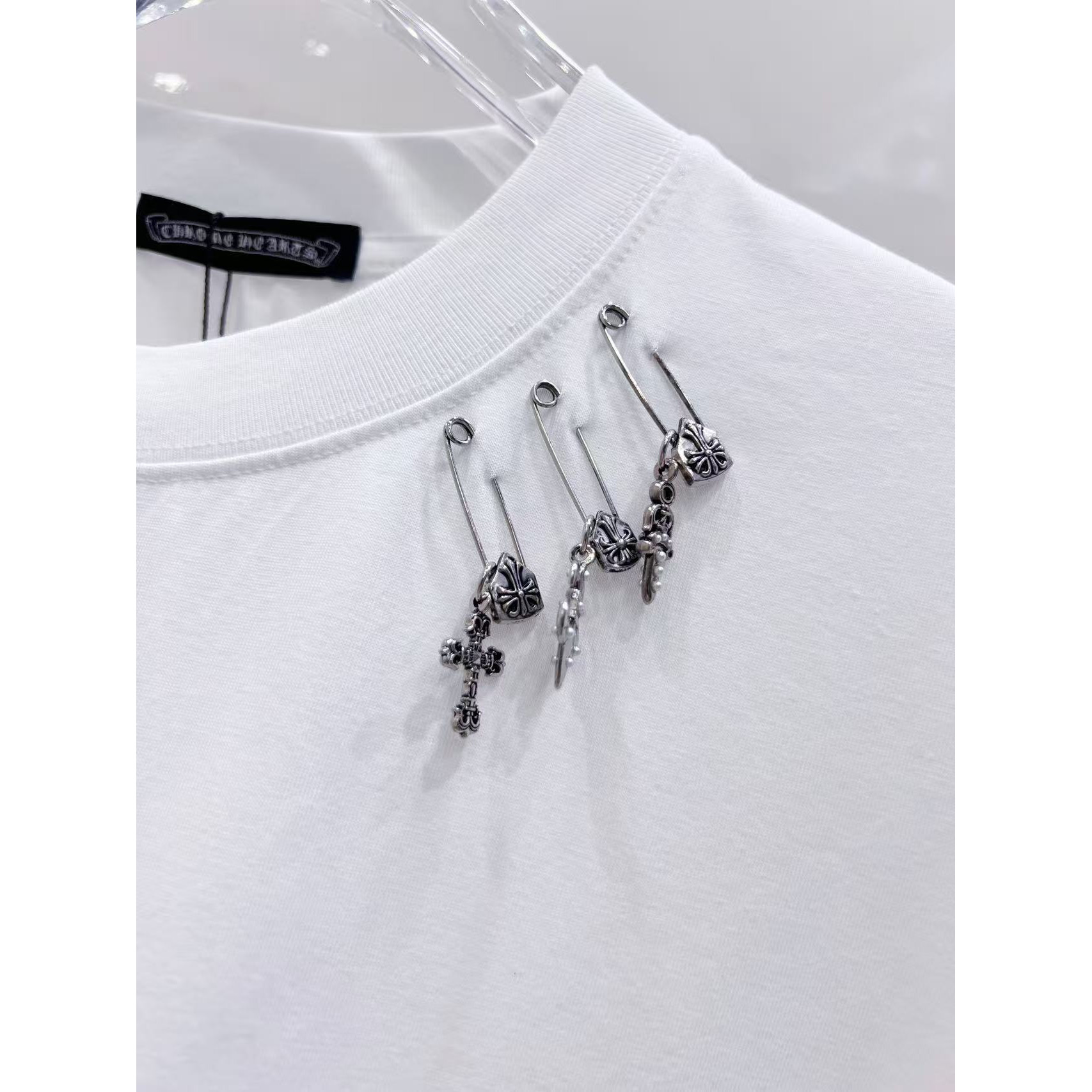 <p>CHROME HEARTS 破洞别针刺绣短袖(白)</p>