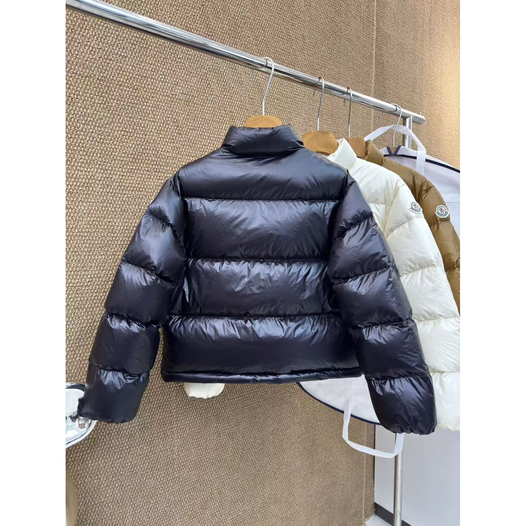 <p>Moncler Tepice女款短款小面包羽绒服(黑色)</p>