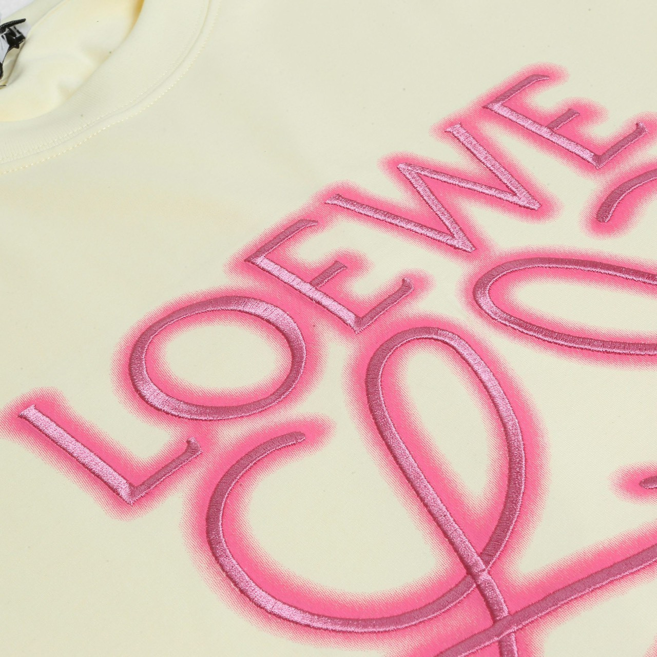<p>LOEWE &nbsp;logo印花绣花短袖T恤(杏)</p>