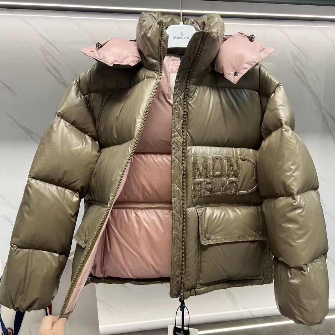 <p>MONCLER Abbaye面包服漆面尼龙女士羽绒服(卡其)</p>