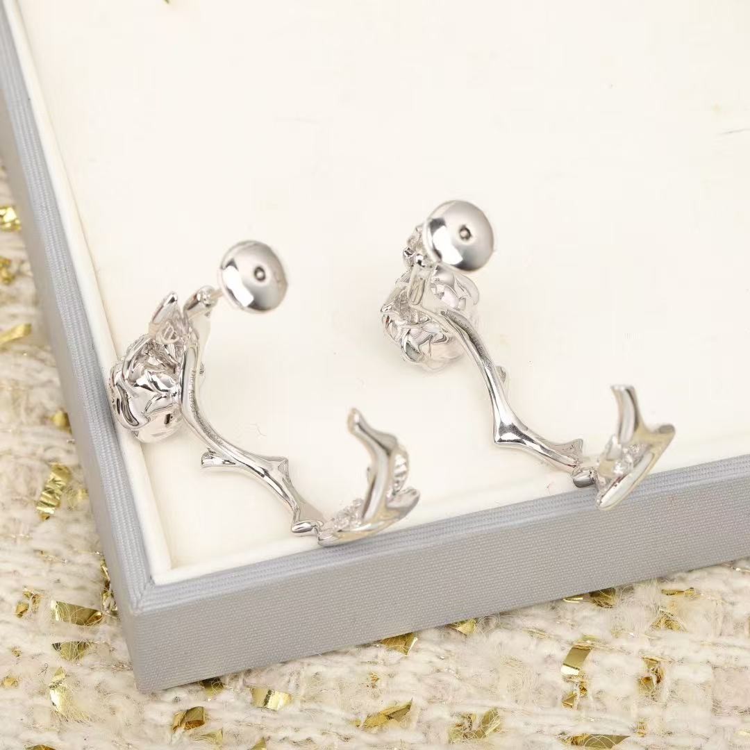 <p>DIOR&nbsp;玫瑰花耳环</p>