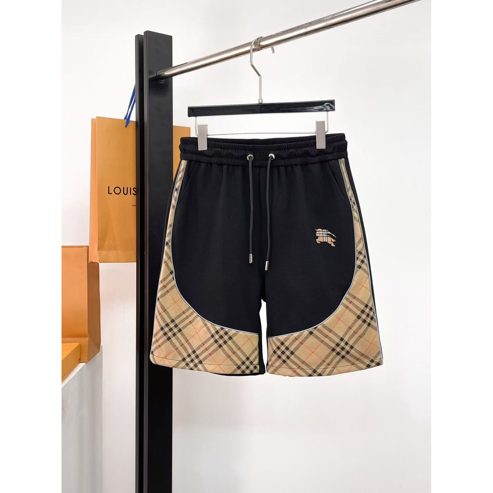 <p>BURBERRY 专柜新款休闲短裤(黑)</p>
