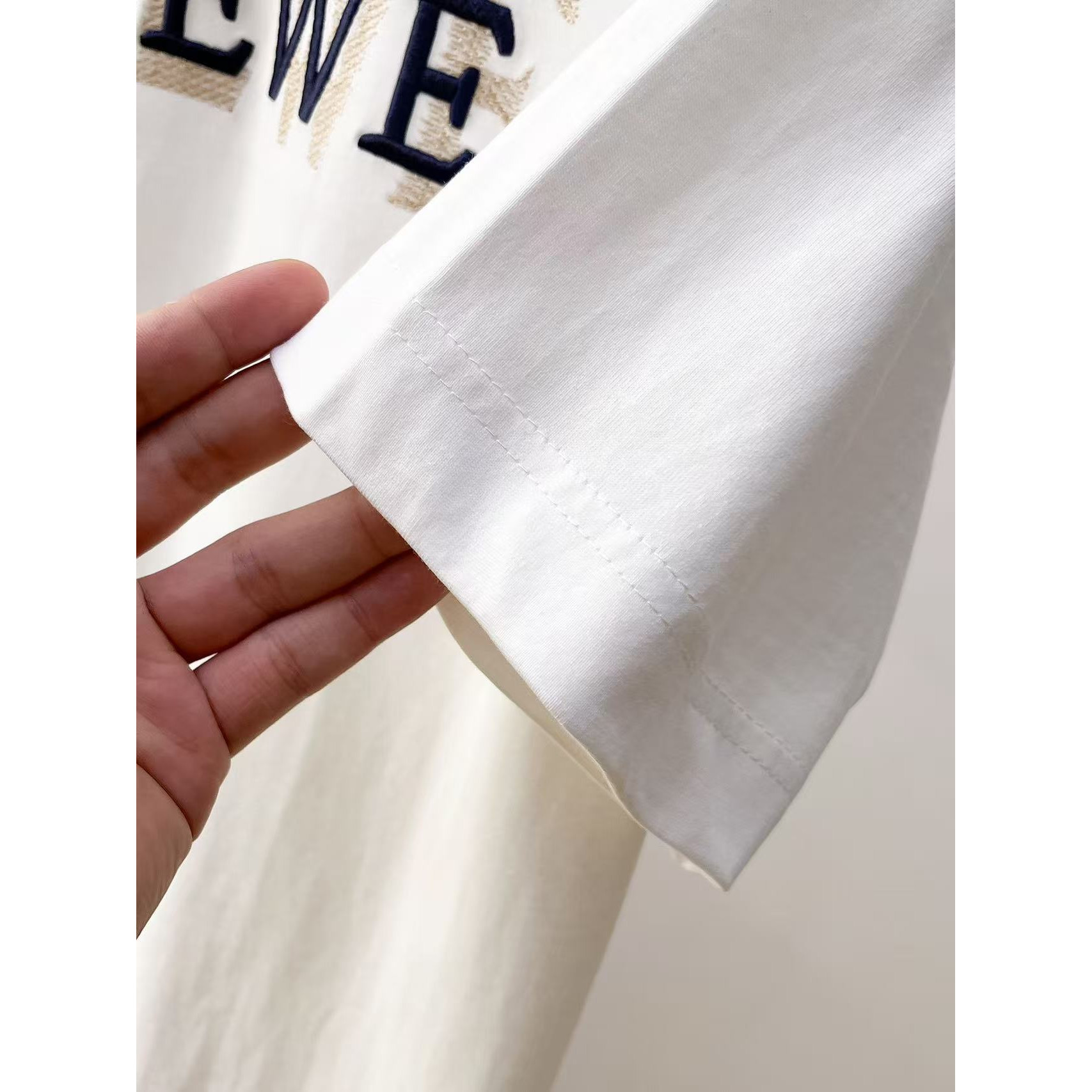 <p>LOEWE 专柜新款短袖T恤(白)</p>