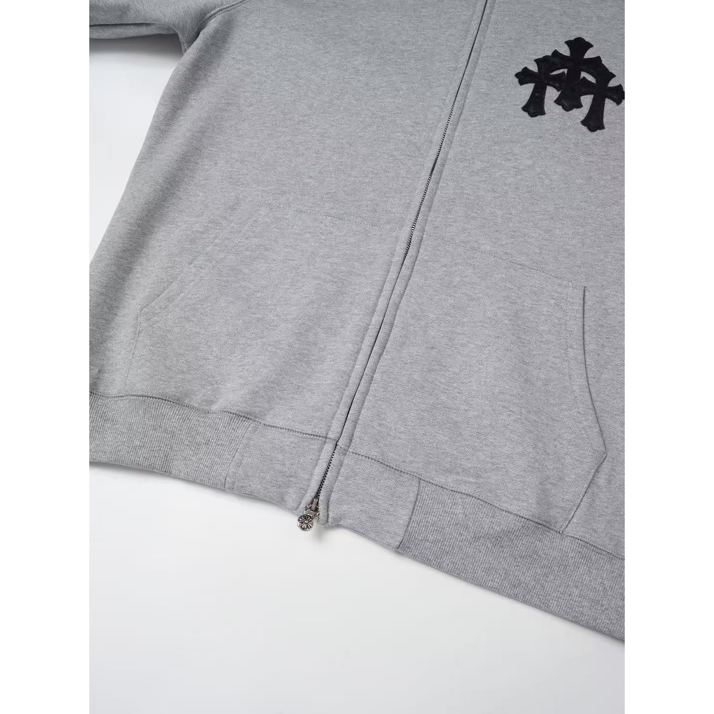 <p>CHROME HEARTS 三花十字架皮标拉链连帽外套(灰)</p>