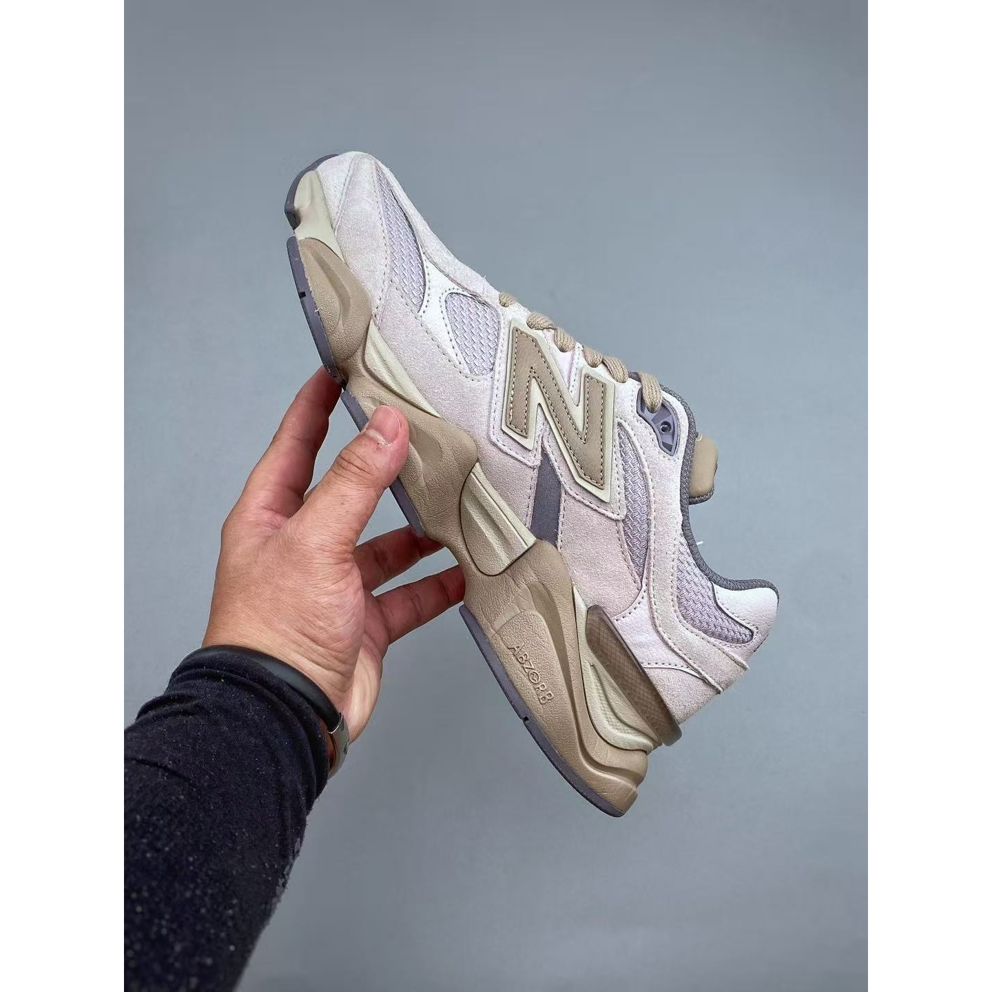 <p>New Balance NB9060 复古运动鞋&nbsp;</p>
