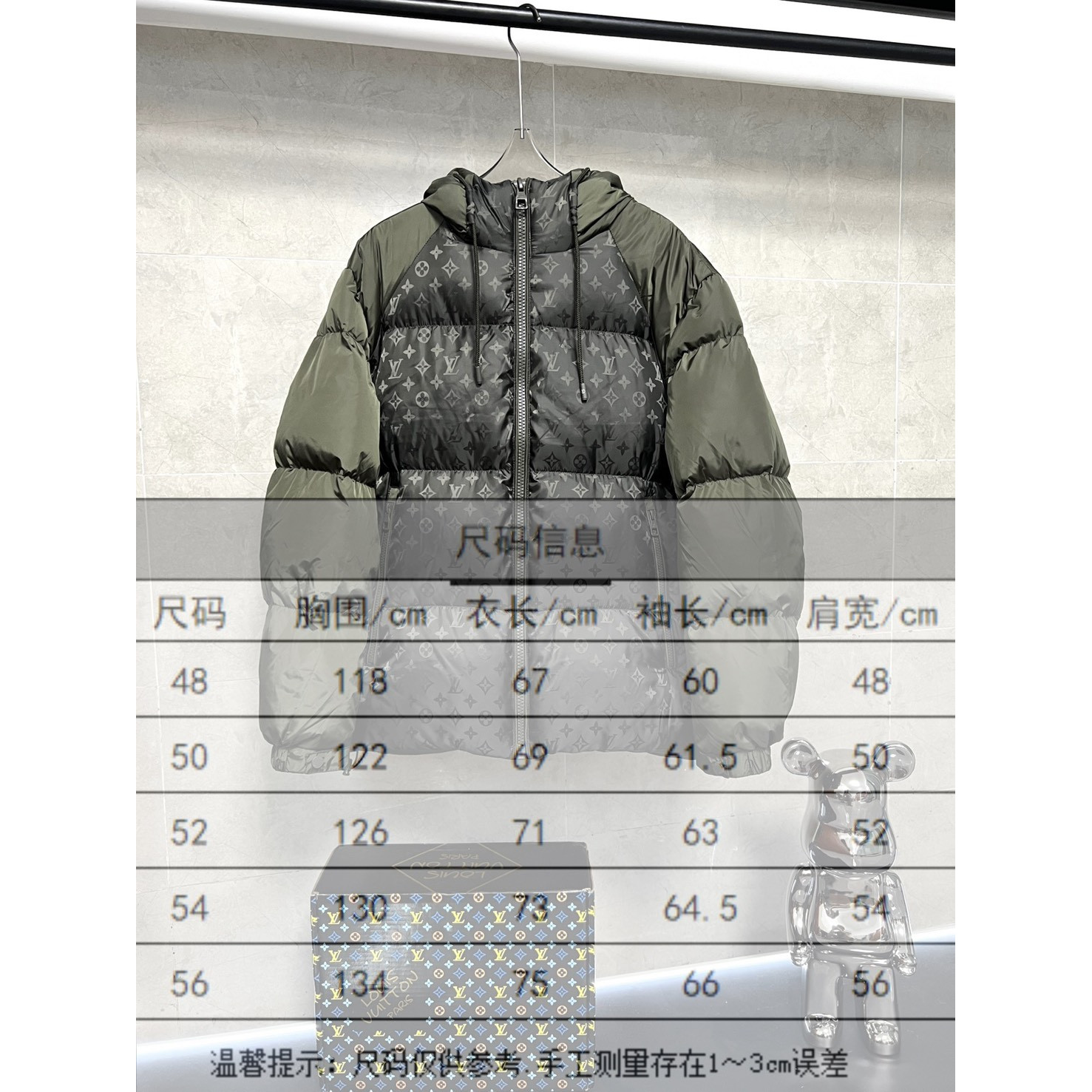 <p>LV&nbsp;时尚连帽老花满纹印花羽绒服(綠)</p>