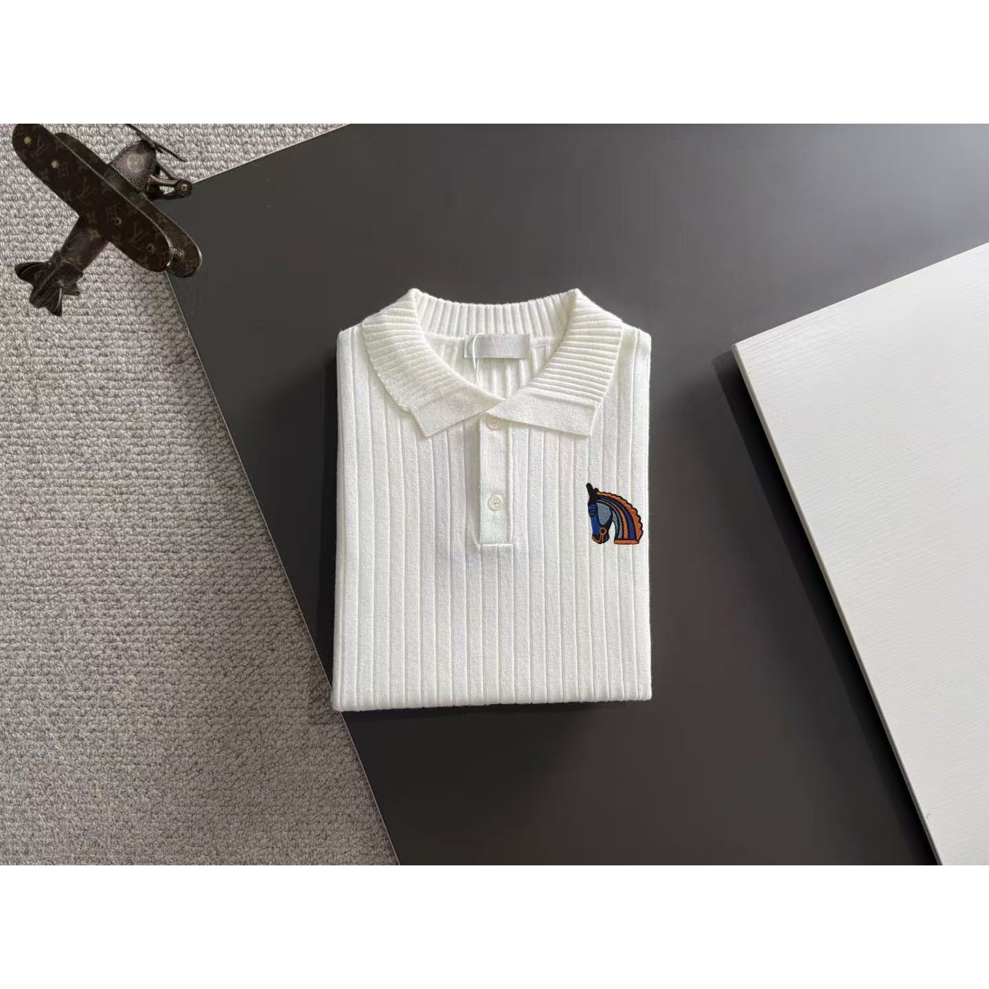 <p>HERMES 秋冬官网最新毛衣(白)</p>