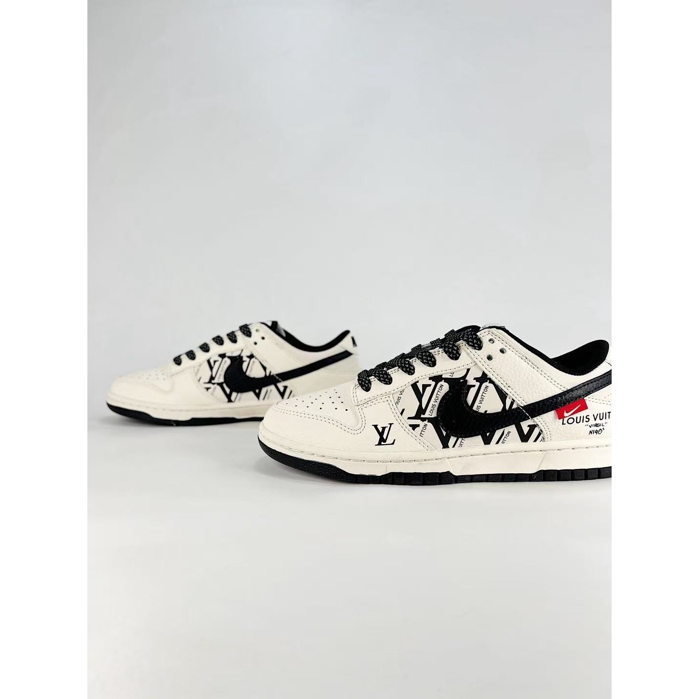 <p>NIKE DUNK SB LOW (黑白)&nbsp;</p>