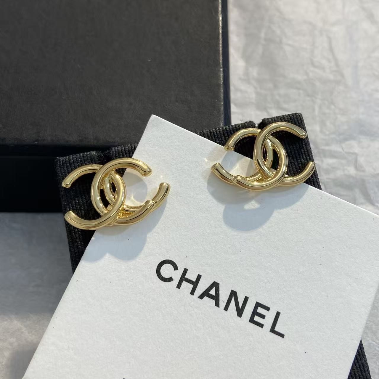 <p>CHANEL 重叠金c耳钉</p>