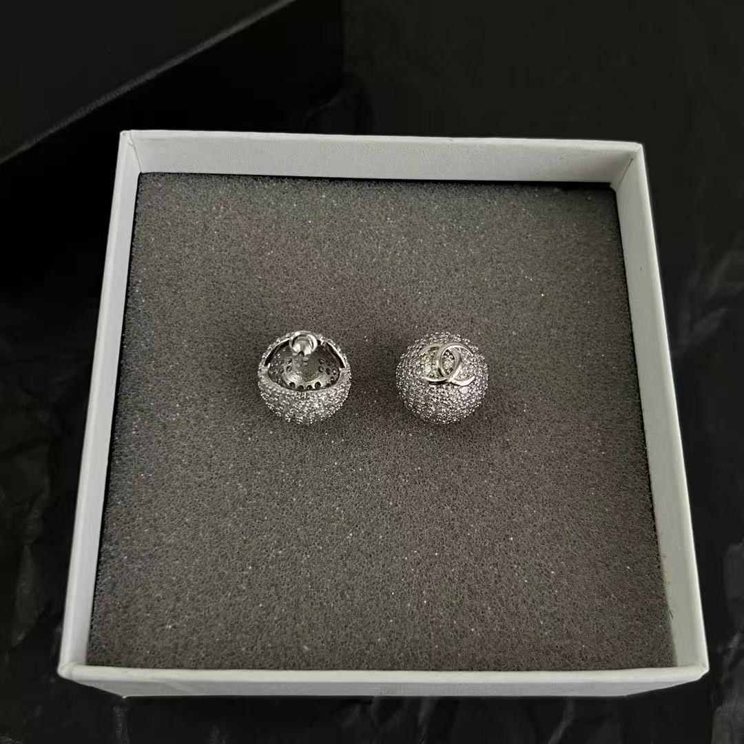 <p>CHANEL&nbsp;中古耳钉(銀)</p>