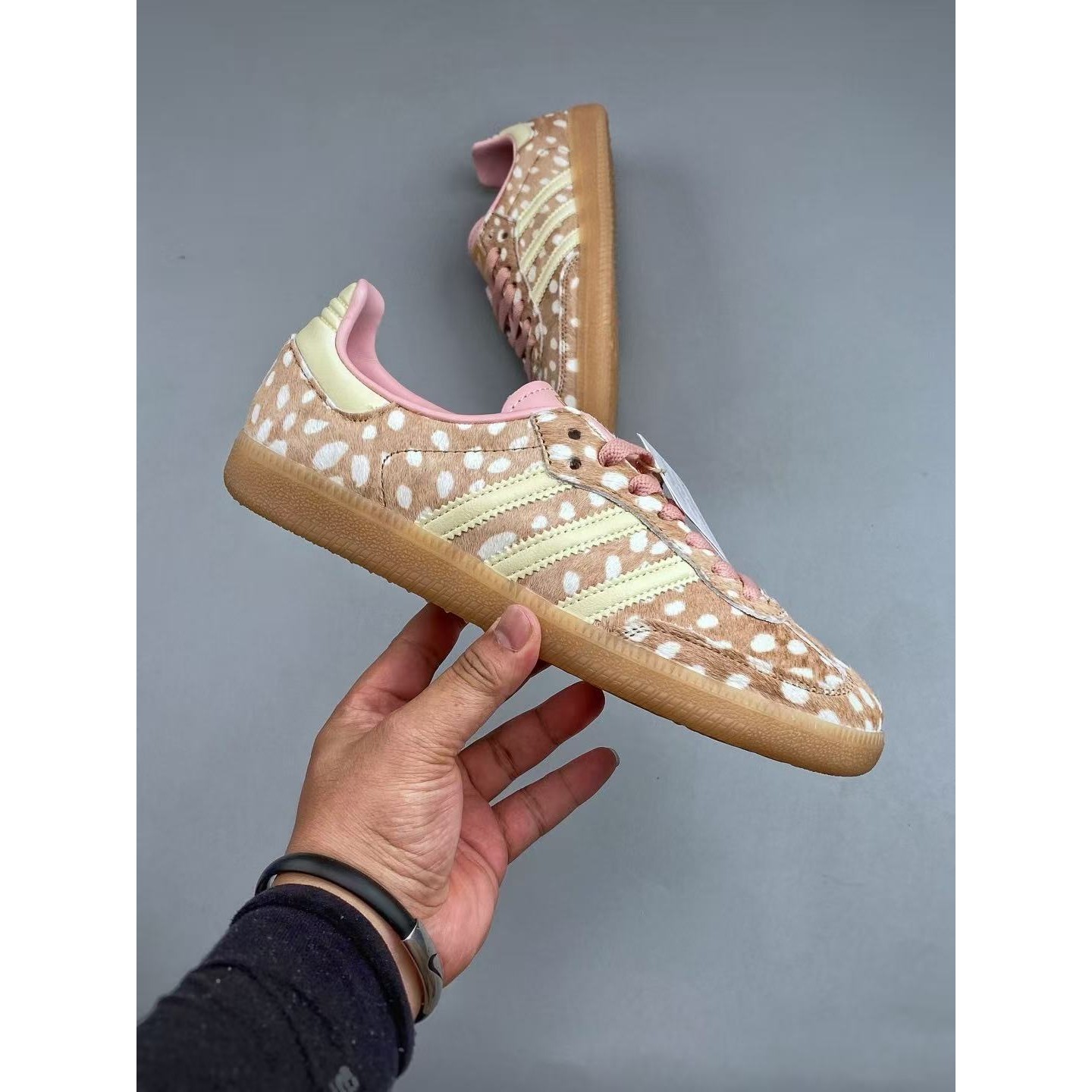 <p>Adidas Originals Samba OG 休闲运动板鞋(白點點卡其色)</p>