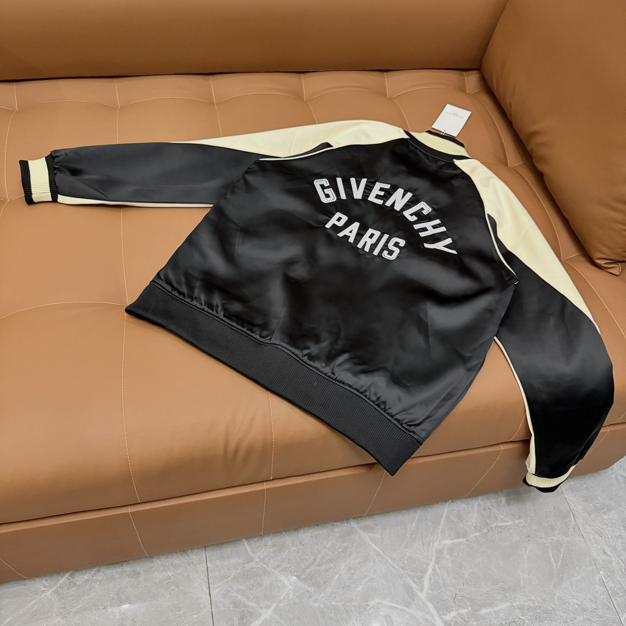 <p>Givenchy&nbsp;棒球外套</p>