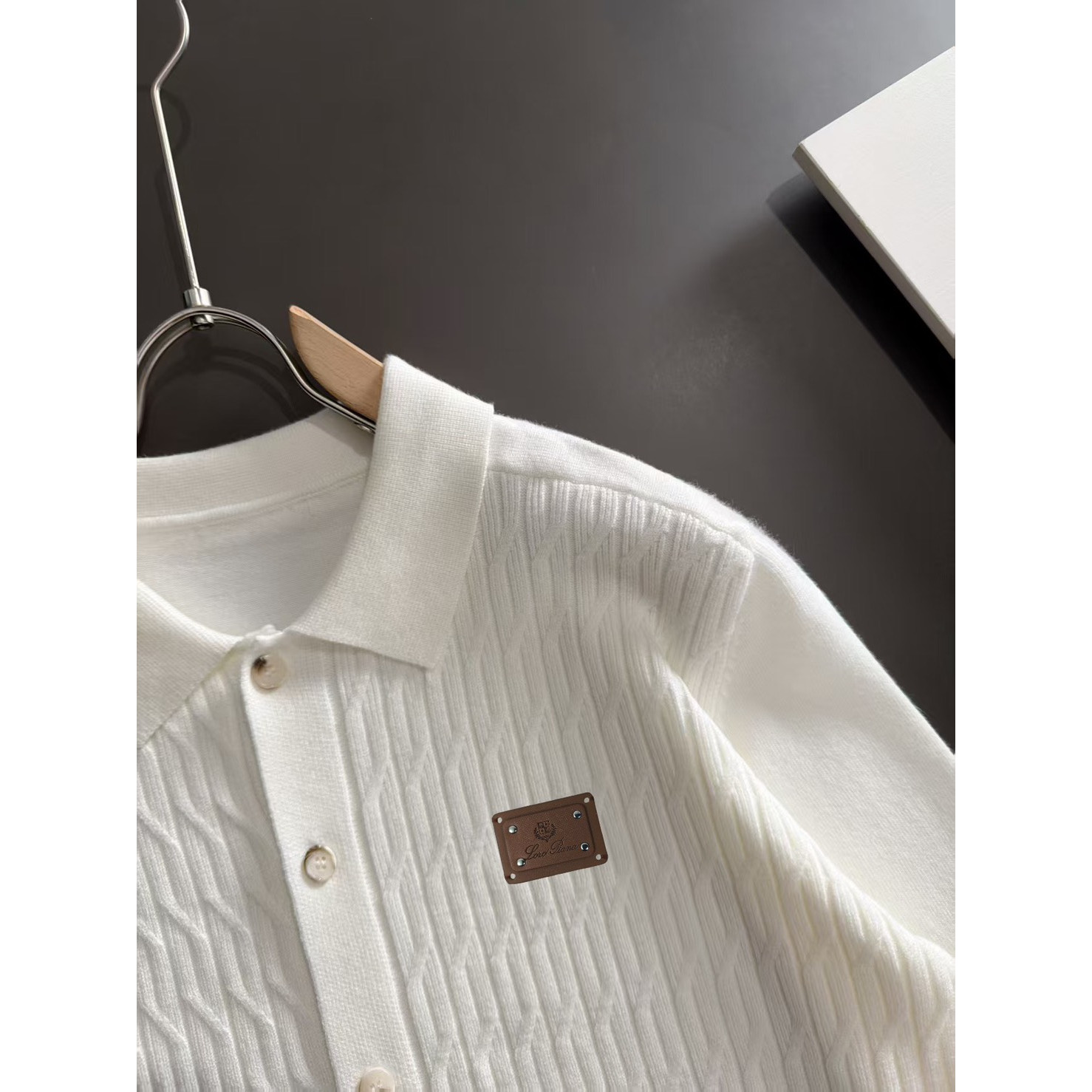 <p>Loro Piana 男士翻领针织外套(白)</p>