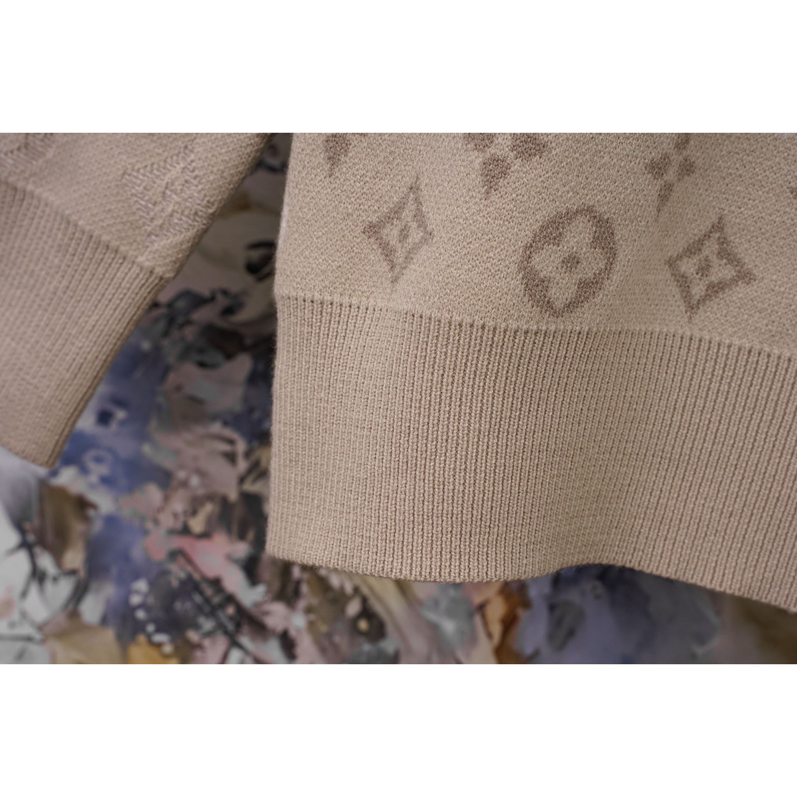 <p>LV&nbsp;渐变色织满印提花羊毛混纺圆领套头毛衣(X20)</p>