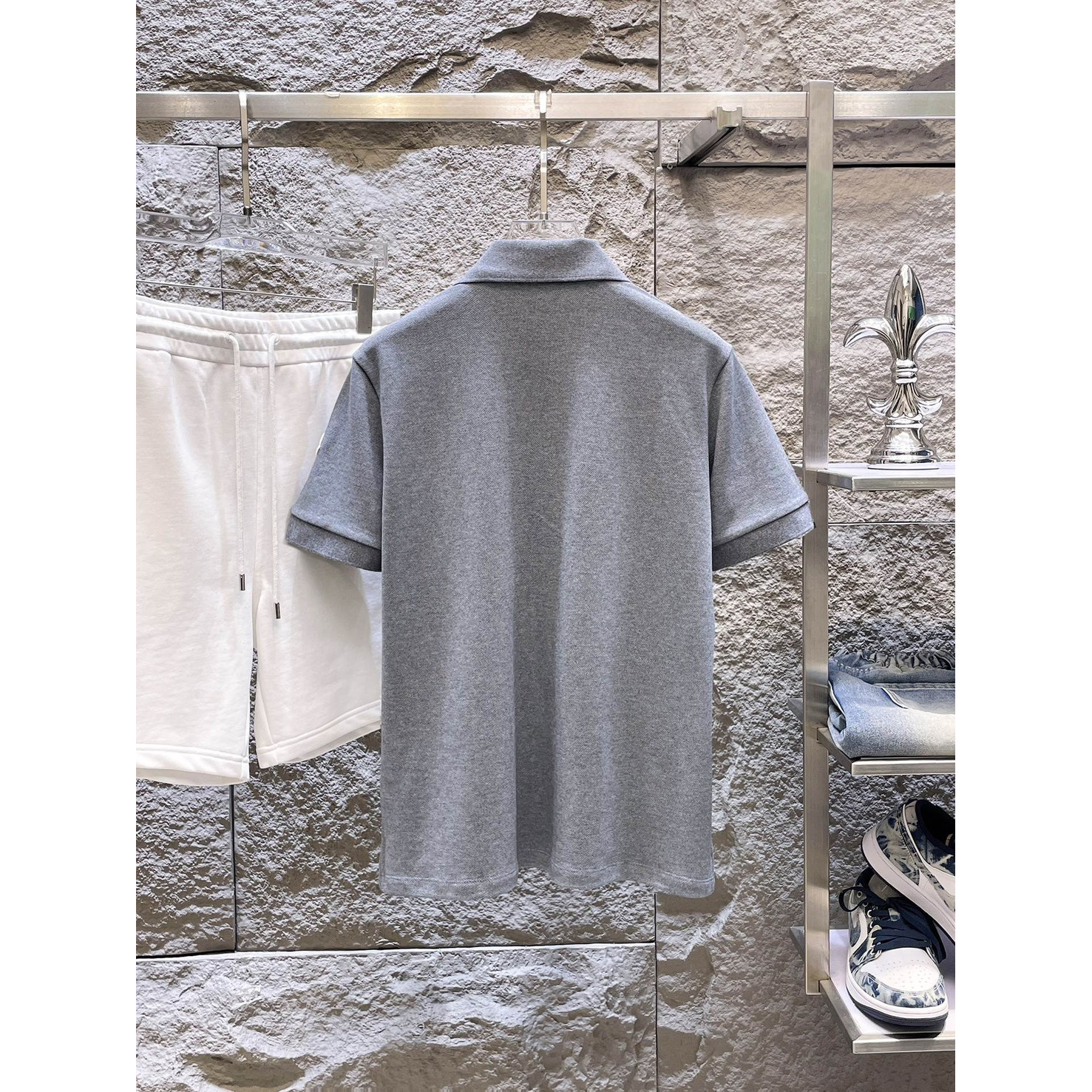 <p>MONCLER&nbsp;短袖翻领polo衫(灰)</p>