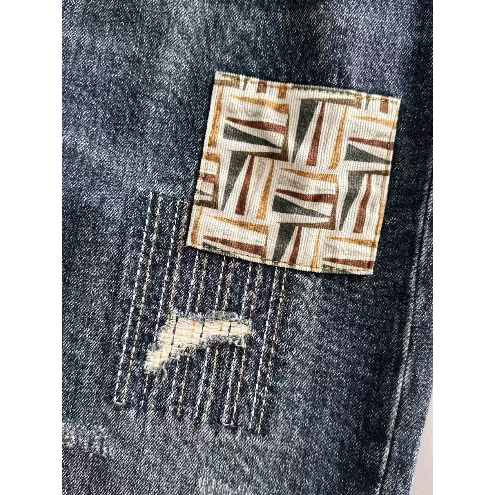 <p>FENDI&nbsp;四季款经典牛仔裤直筒长裤(藍)</p>