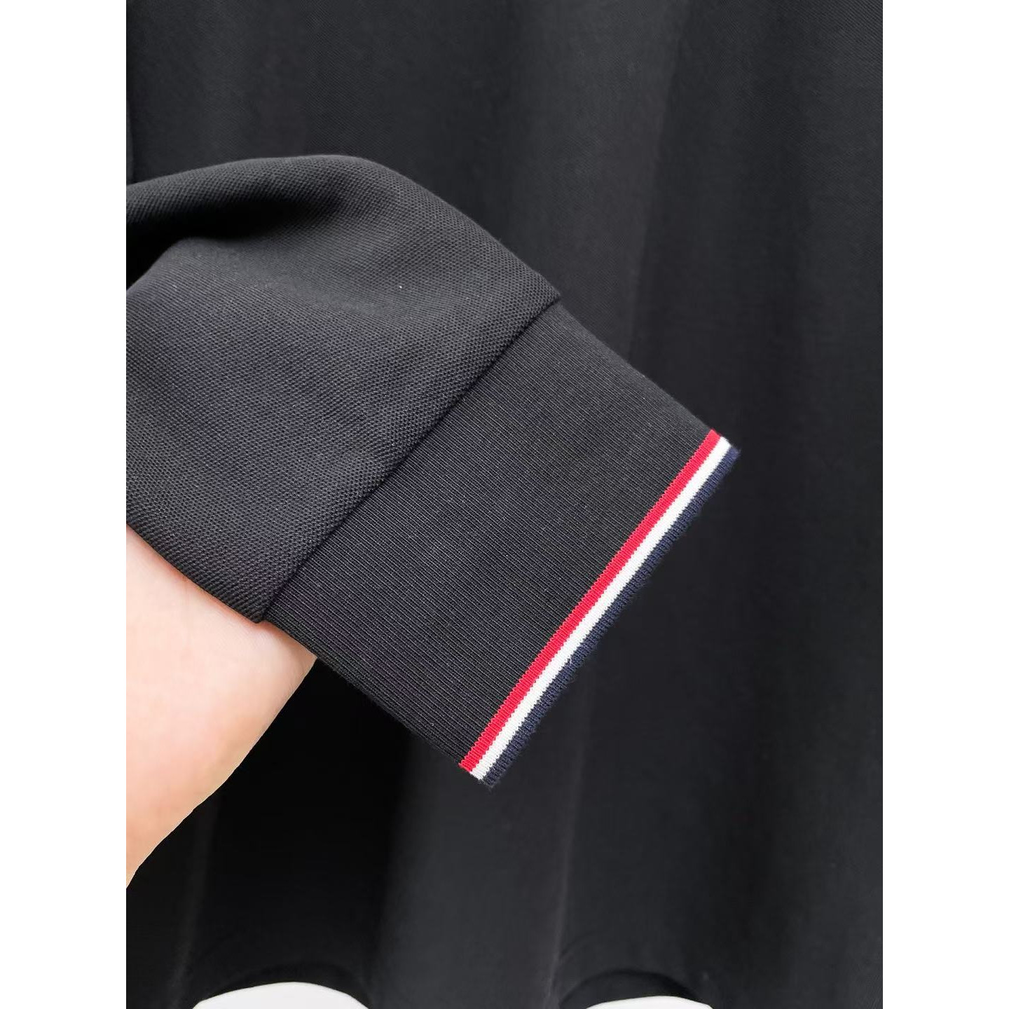 <p>MONCLER 贴片长袖Polo衫(黑)</p>