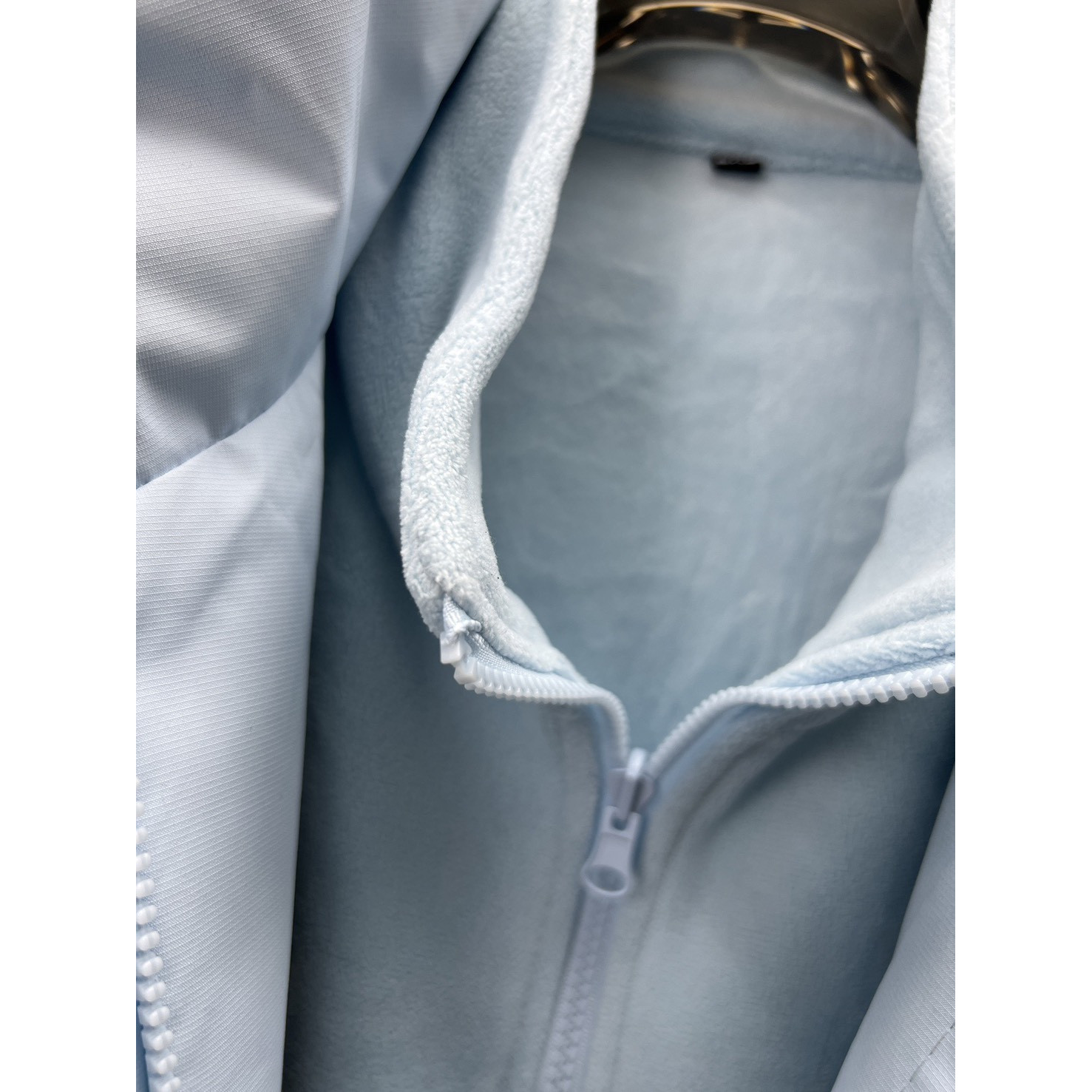 <p>KOLON SPORT KR系列冲锋衣外套(天蓝)</p>