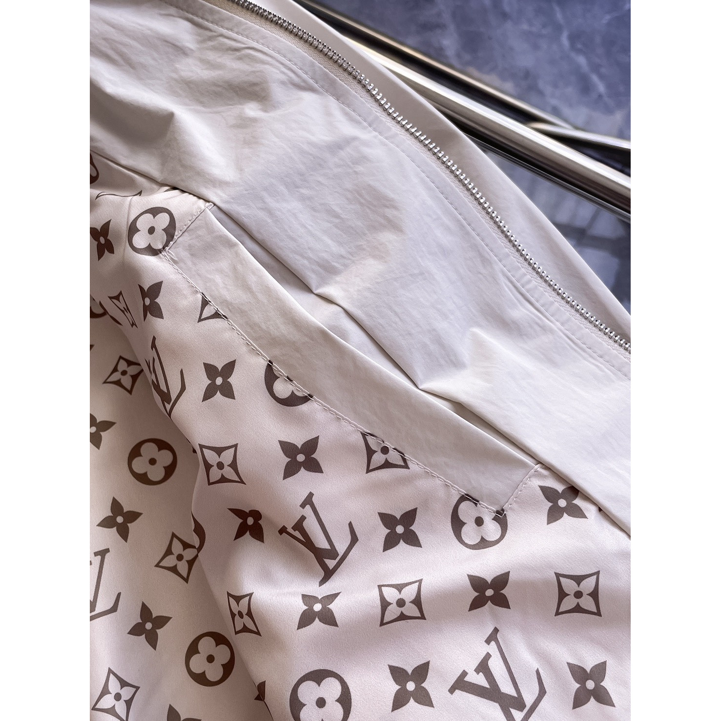 <p>LV&nbsp;男士夹克外套(白)</p>