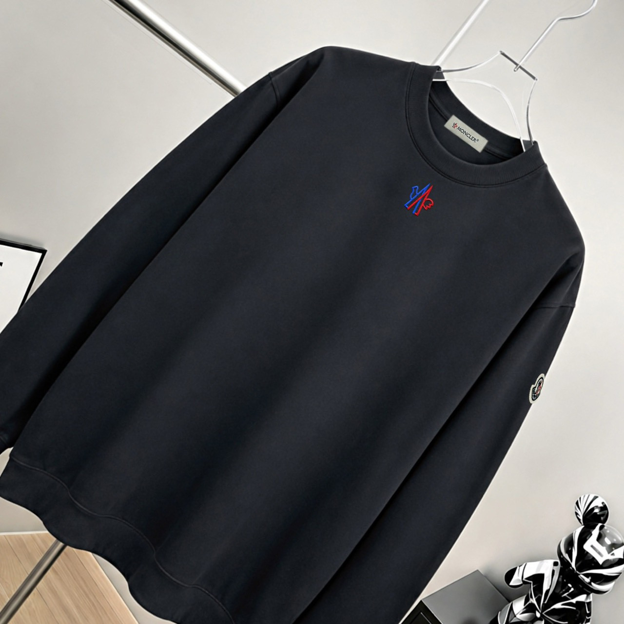 <p>MONCLER logo图案绣花长袖(黑)</p>