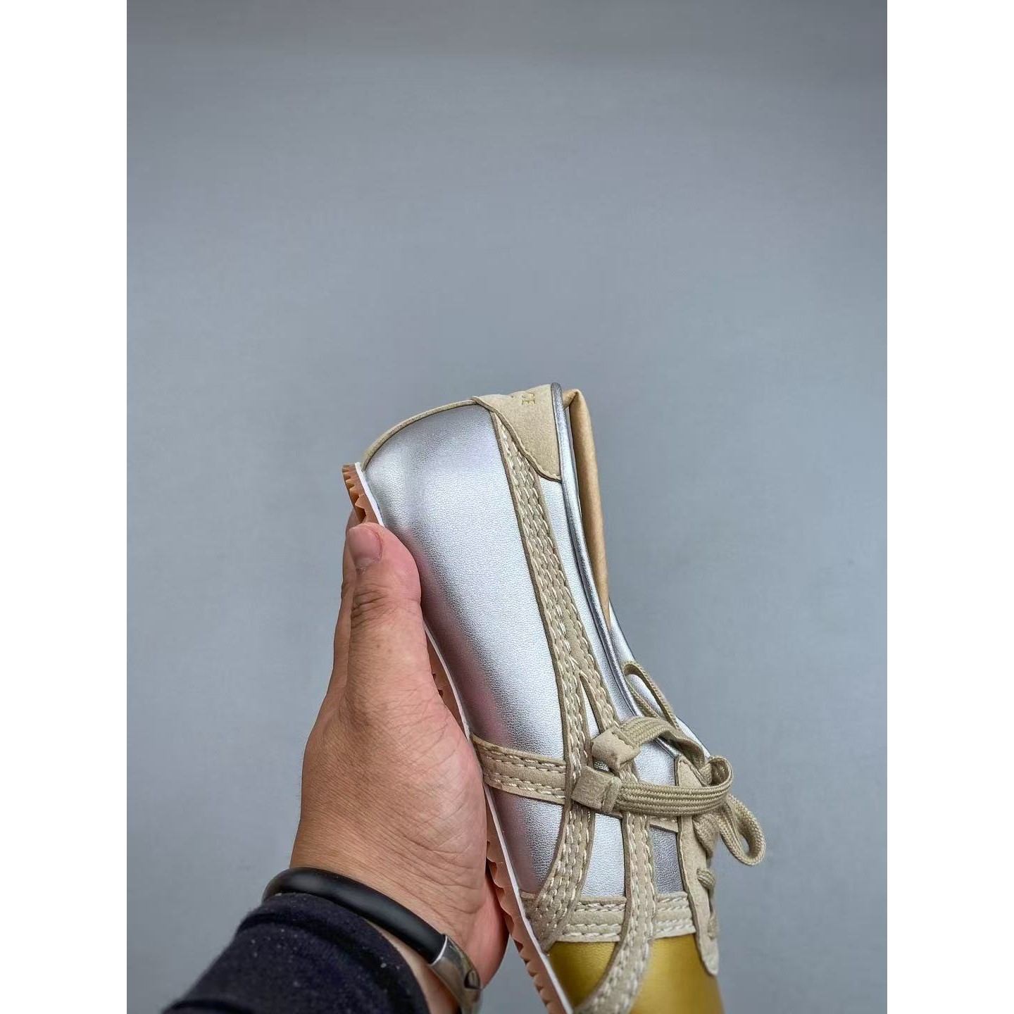 <p>Versace x Onitsuka Tiger 低帮休闲鞋(金銀)</p>