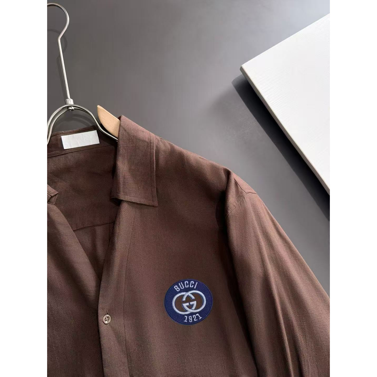 <p>Gucci 亚麻衬衫套装(棕)</p>