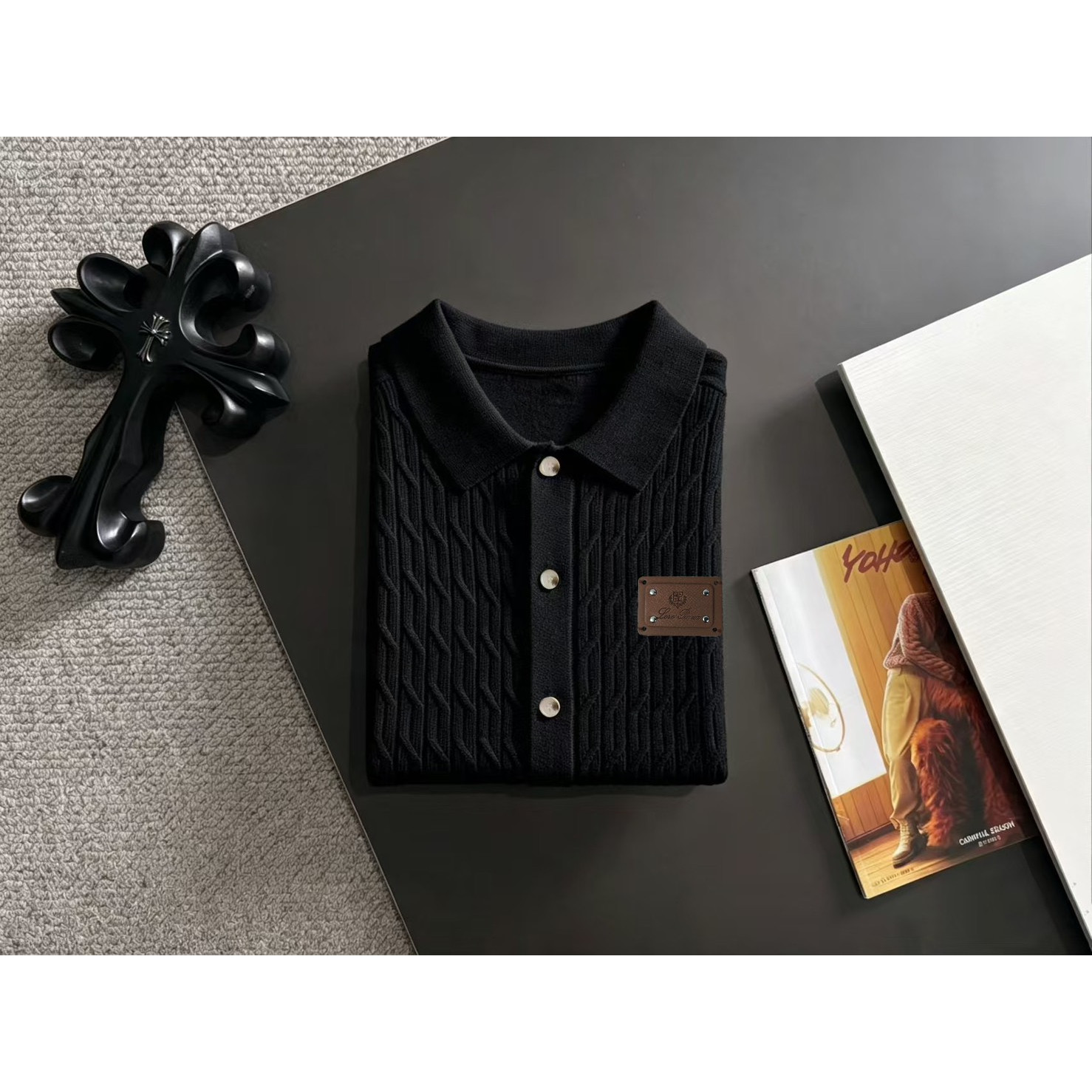 <p>Loro Piana 男士翻领针织外套(黑)</p>