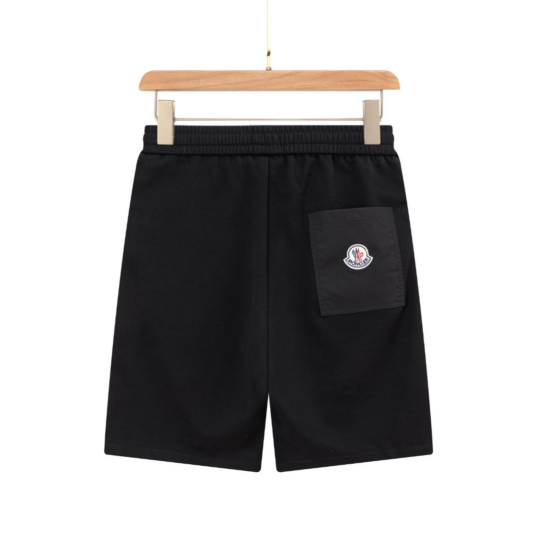 <p>MONCLER 休闲短裤(黑)</p>
