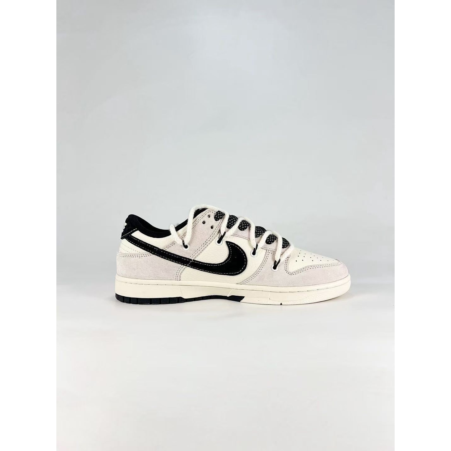 <p>NIKE DUNK SB LOW 全新配色&nbsp;</p>