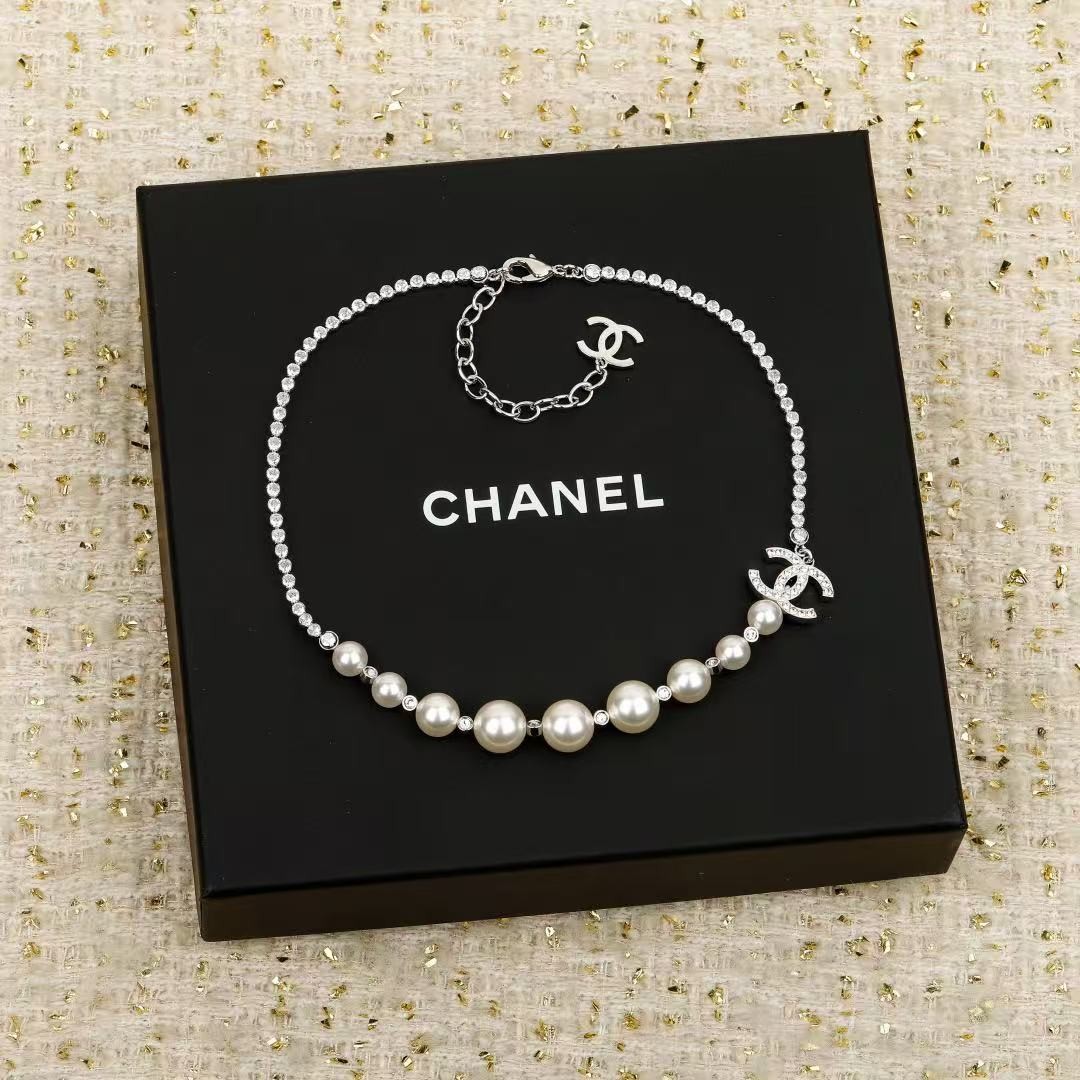 <p>CHANEL&nbsp; 银色水钻珍珠项链</p>