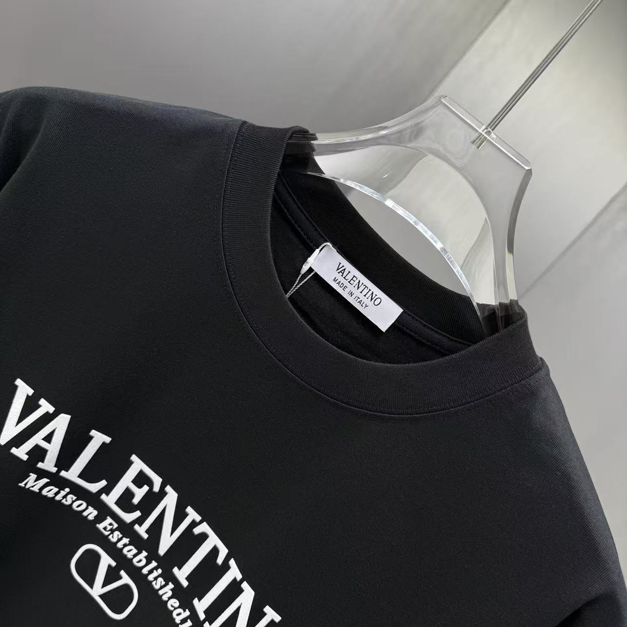 <p>VALENTION 短袖T恤 (植绒)(黑)</p>