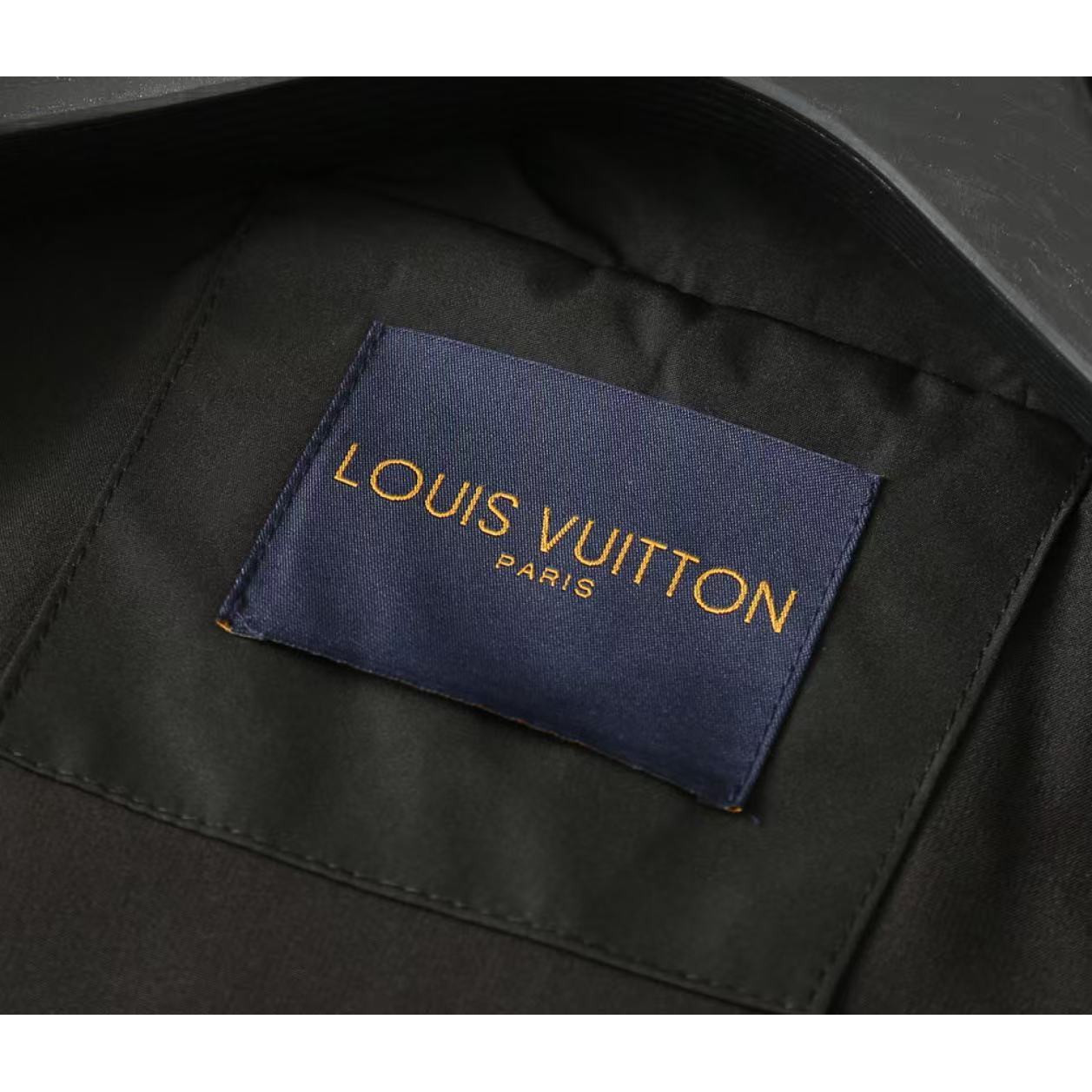 <p>LV 男士夹克外套(800816)</p>