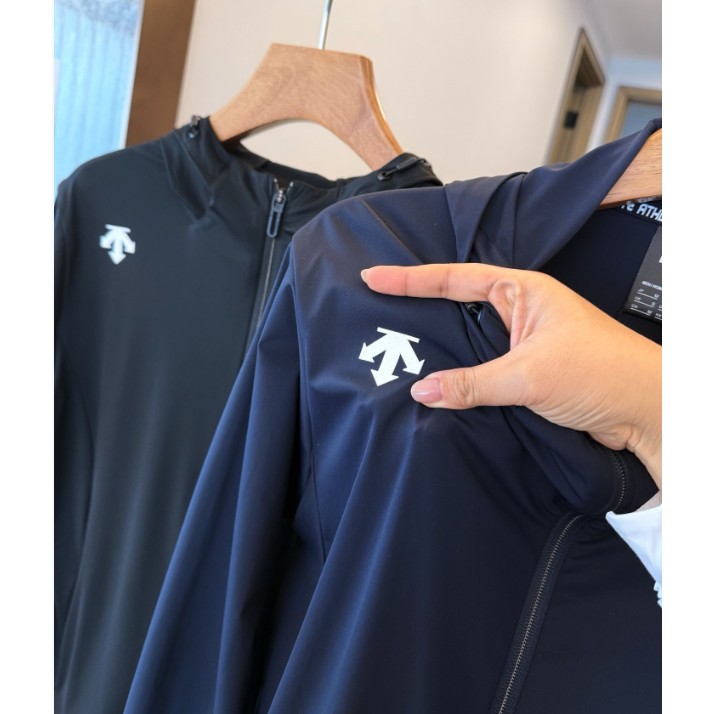 <p>DESCENTE 輕量高彈防曬外套(黑)</p>