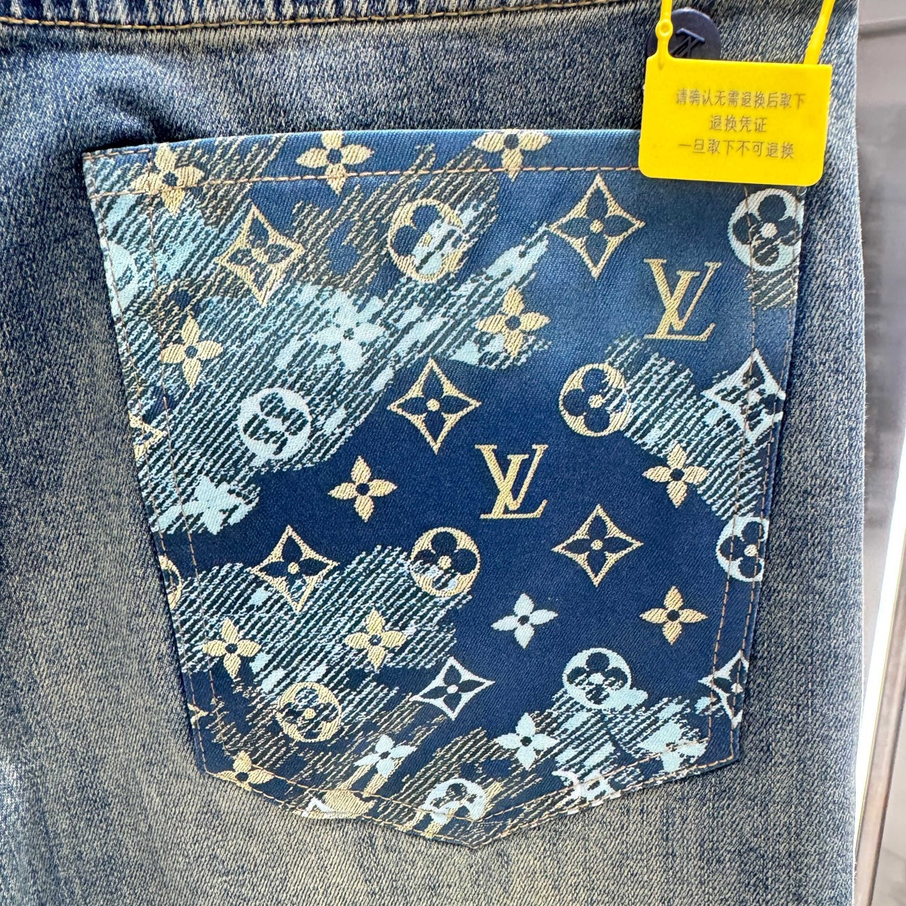 <p>LV&nbsp;直筒牛仔裤(藍)</p>