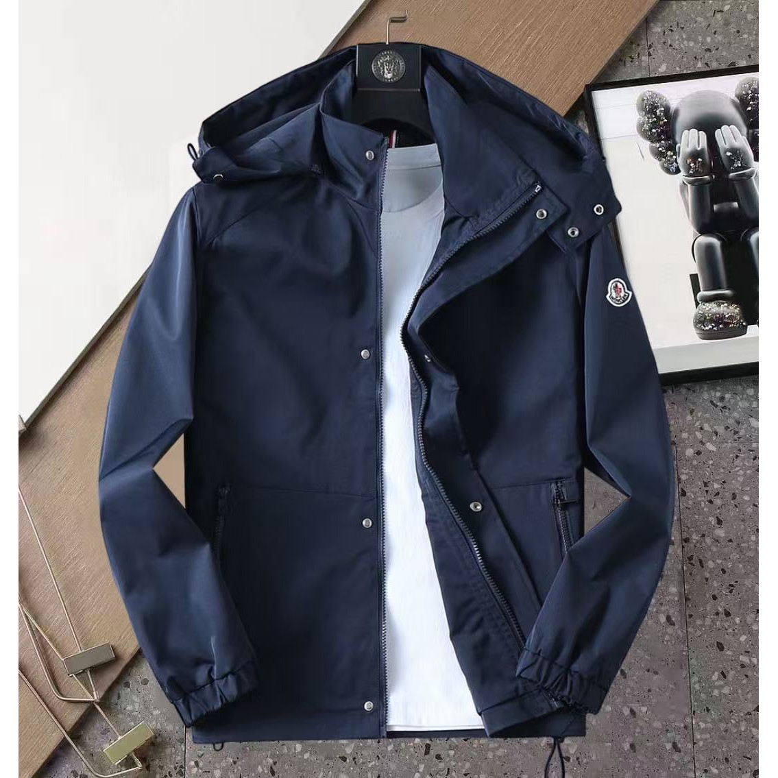 <p>MONCLER 男士夹克外套(800830)</p>