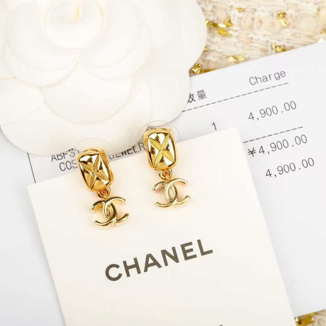 <p>CHANEL&nbsp;菱格双c耳环</p>