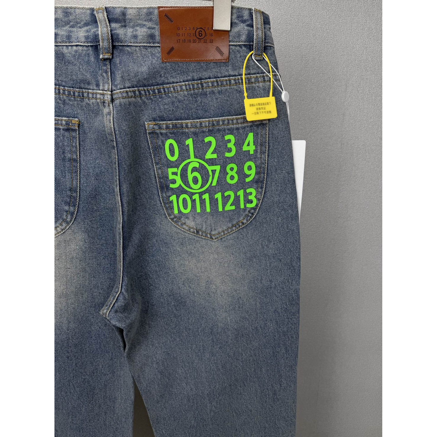 <p>Maison Margiela 口袋绿色数字🔢印花情侣款水洗宽松牛仔裤 (藍)</p>