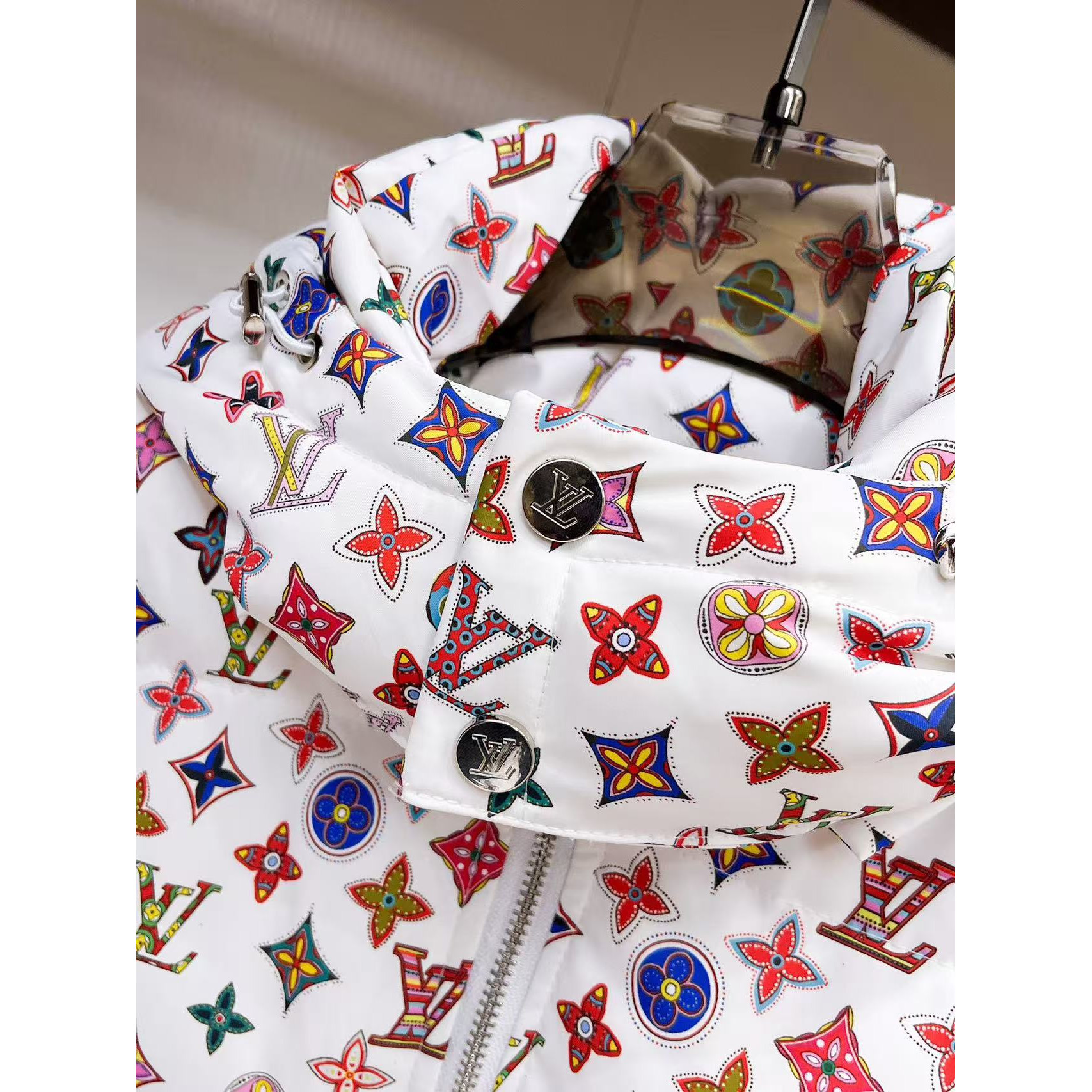 <p>LV 秋冬新款羽绒服(白)</p>