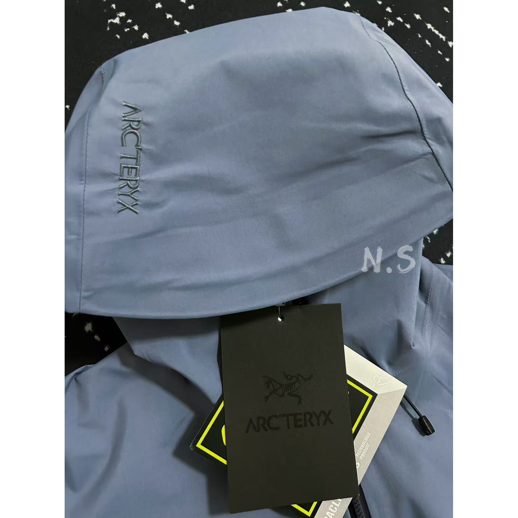 <p>Arc'teryx Beta系列 SL GORE-TEX 硬壳刺绣连帽防水防风透气冲锋衣(层云蓝)</p>