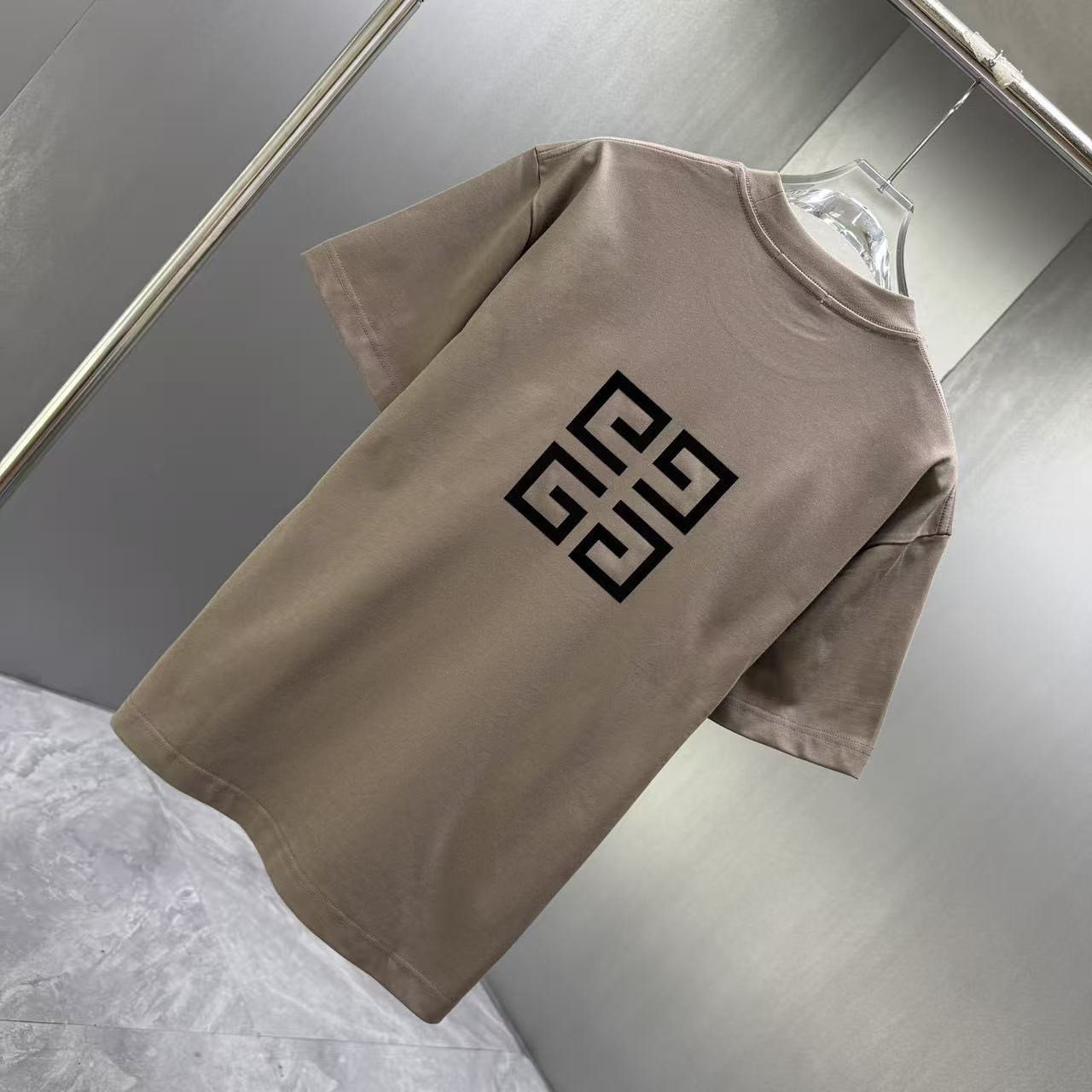 <p>Givenchy 短袖T恤(棕)</p>